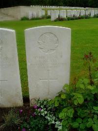 Etaples Military Cemetery - McKay, L